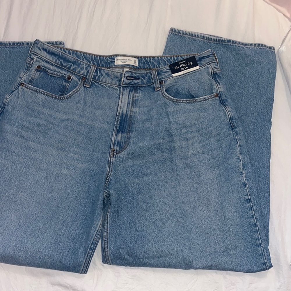 Abercrombie and Fitch Curve Love The Wide Leg Mid Rise Jean Long